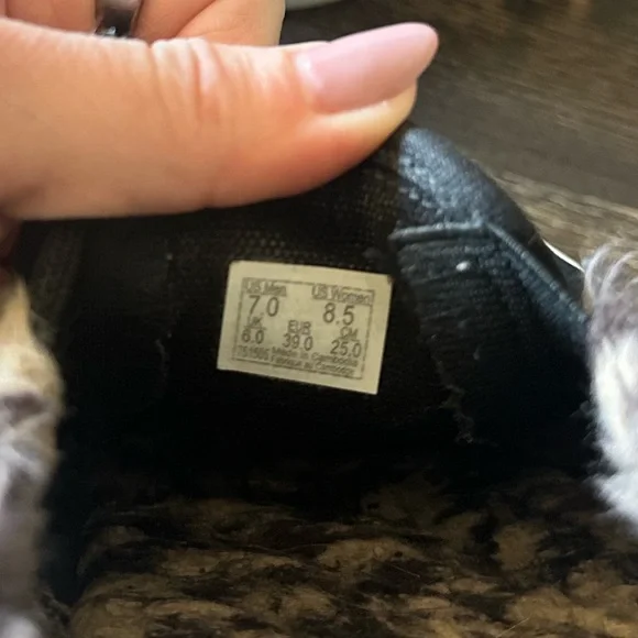 Vans - Platform Black Suede Slip-On Shoes with Fur Lining - Picture 5 of 5